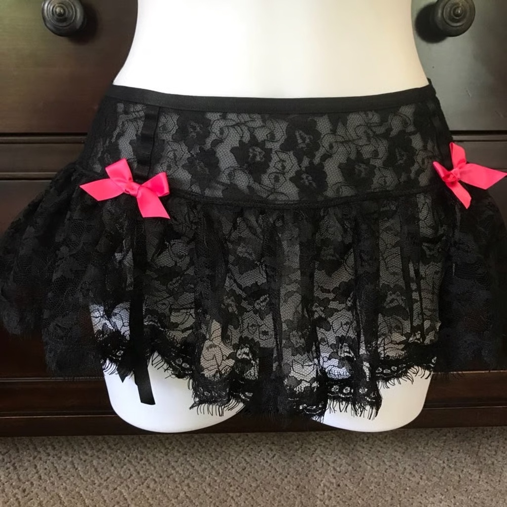 NWT VICTORIA'S SECRET SEXY LITTLE THINGS XS/S GARTER BELT LACE SKIRT